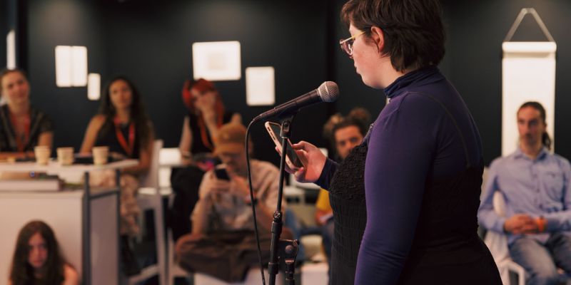 Une élève déclame pendant un tournoi de SLAM au nouveau festival