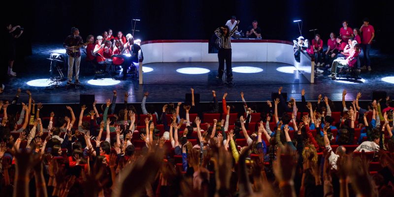 Spectateurs en folie devant le tournoi d'improvisation