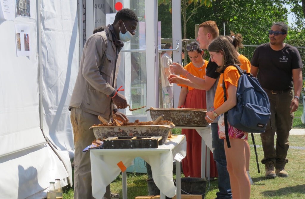 les stand des élè_vfes du Lycée Martin Nadaud de Bellac - démonstration de terre crue