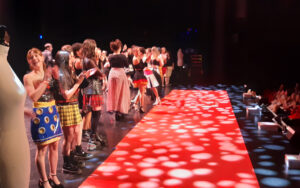 Le défilé des élèves du Mas Jambost sur le Nouveau Festival