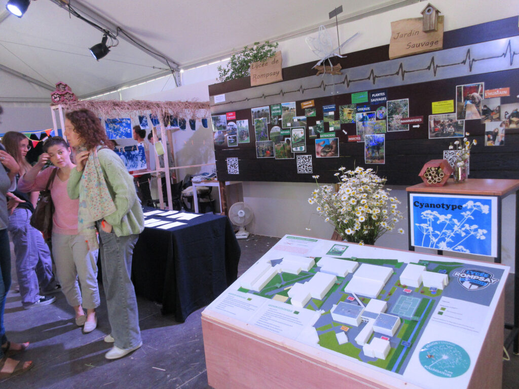 Le stand du Lycée Rompsay sur le Nouveau Festival